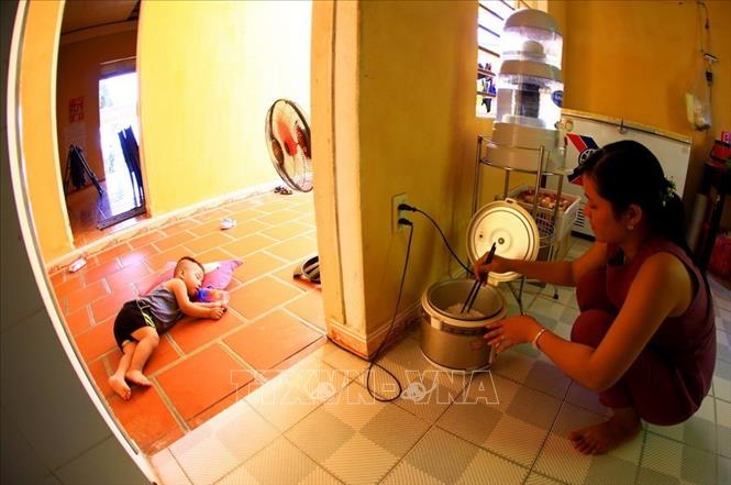 Trong ảnh: Điện góp phần nâng cao đời sống vật chất và tinh thần cho gia đình người dân và chiến sỹ trên đảo (đảo Song Tử Tây). Ảnh: Ngọc Hà - TTXVN