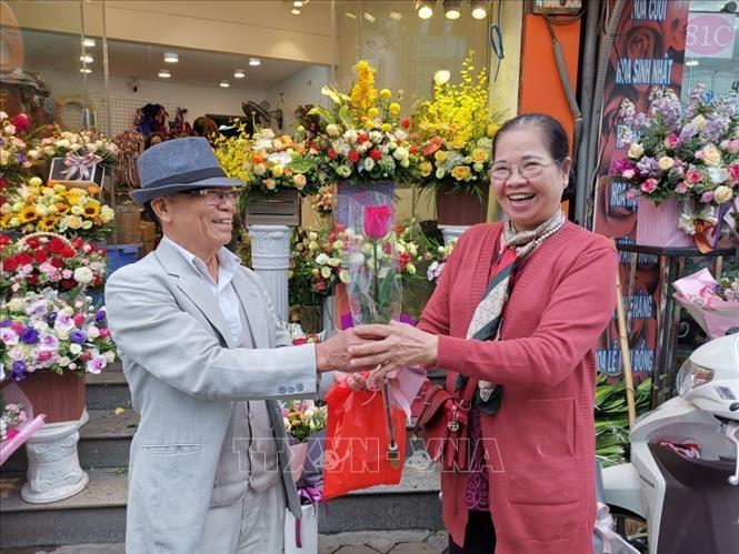 Trong ảnh: Các đấng mày râu bày tỏ tình cảm đối với “một nửa còn lại của thế giới” trong Ngày Quốc tế phụ nữ 8/3 (2019). Ảnh: Thành Đạt - TTXVN