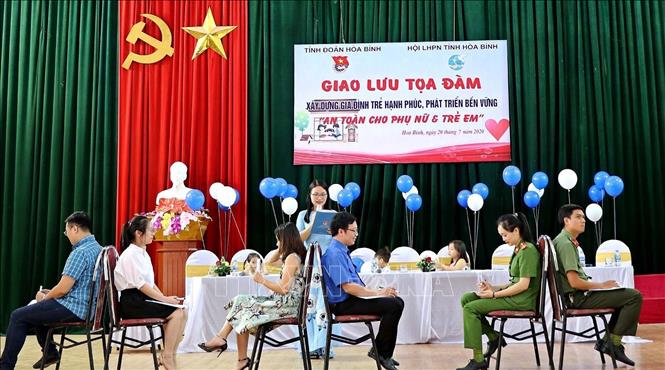 Trong ảnh: Các gia đình tham gia gameshow tại Tọa đàm xây dựng gia đình trẻ, phát triển bền vững 