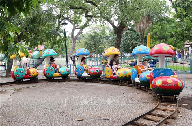 Trong ảnh: Các gia đình cho con tham gia trò chơi tại công viên Thống Nhất (Hà Nội) trong kỳ nghỉ lễ 30/4 và 1/5 . Ảnh: Huy Hùng - TTXVN