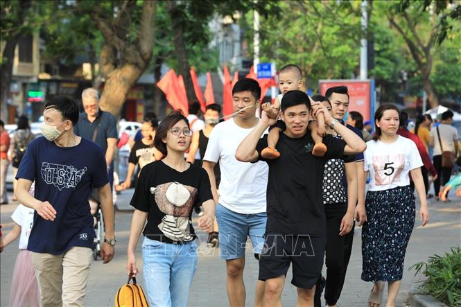 Trong ảnh: Nhiều gia đình tại Thủ đô lựa chọn những điểm du lịch tham quan quanh thành phố, tận hưởng không khí mát mẻ cuối Xuân, đầu Hè. Ảnh: Thành Đạt - TTXVN