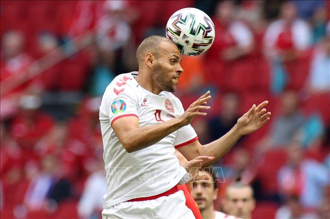 Trong ảnh: Pha đánh đầu của tiền đạo Đan Mạch Martin Braithwaite trong trận đấu gặp Xứ Wales tại vòng 16 đội, Vòng chung kết EURO 2020 trên sân vận động Johan Cruyff Arena ở thủ đô Amsterdam, Hà Lan ngày 26/6/2021. Ảnh: AFP/TTXVN