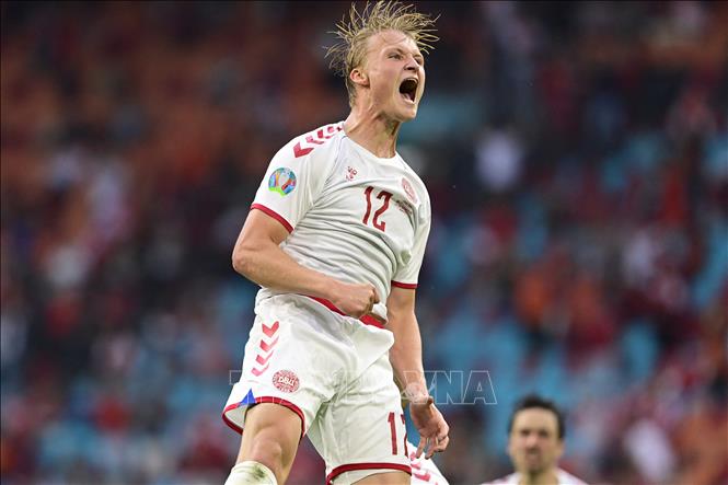 Trong ảnh: Tiền đạo Đan Mạch Kasper Dolberg ăn mừng sau khi ghi bàn thắng thứ 2 vào lưới Xứ Wales trong trận đấu tại vòng 16 đội, Vòng chung kết EURO 2020 trên sân vận động Johan Cruyff Arena ở thủ đô Amsterdam, Hà Lan ngày 26/6/2021. Ảnh: AFP/TTXVN