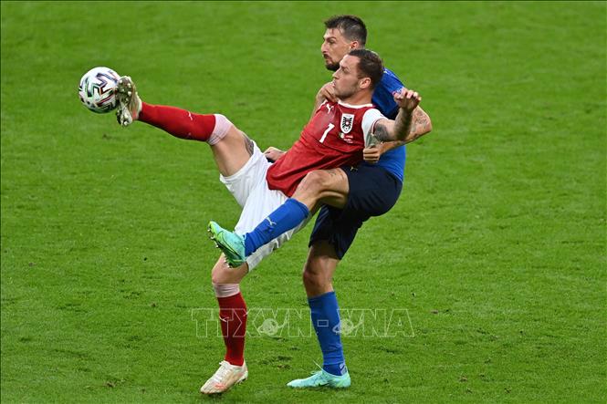 Trong ảnh: Tiền đạo Áo Marko Arnautovic (trái) tranh bóng với hậu vệ Italy Francesco Acerbi trong trận đấu vòng 16 đội, vòng chung kết EURO 2020 ở Wembley (Anh) ngày 26/6/2021. Ảnh: AFP/TTXVN