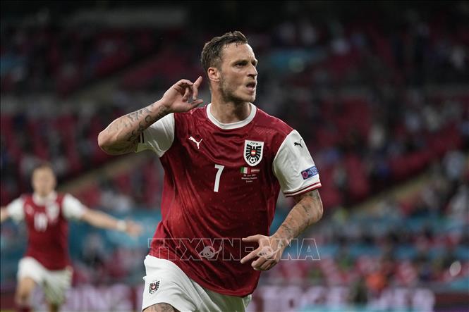 Trong ảnh: Tiền đạo Áo Marko Arnautovic (trái) ăn mừng trước khi bàn đánh đầu của anh khiến lưới thủ môn Italy Gianluigi Donnarumma lần đầu tiên bị chọc thủng không được công nhận do lỗi việt vị, trong trận đấu vòng 16 đội, vòng chung kết EURO 2020 ở Wembley (Anh) ngày 26/6/2021. Ảnh: AFP/TTXVN