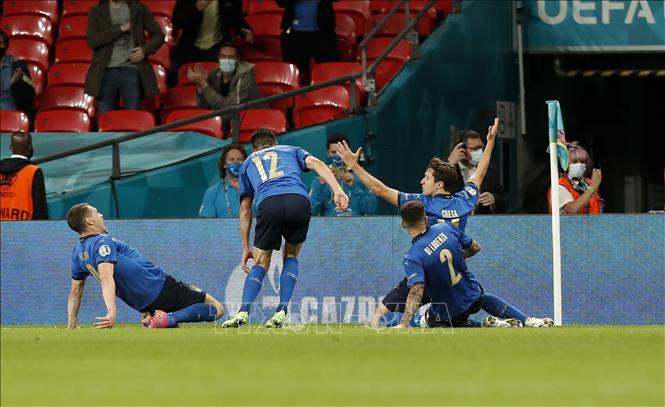 Trong ảnh: Tiền vệ Italy Federico Chiesa (phải, phía trên) cùng đồng đội ăn mừng bàn thắng 
