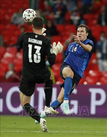 Trong ảnh: Tiền vệ Italy Federico Chiesa (phải) sút bóng qua thủ môn Áo Daniel Bachmann trong trận đấu ở vòng 
