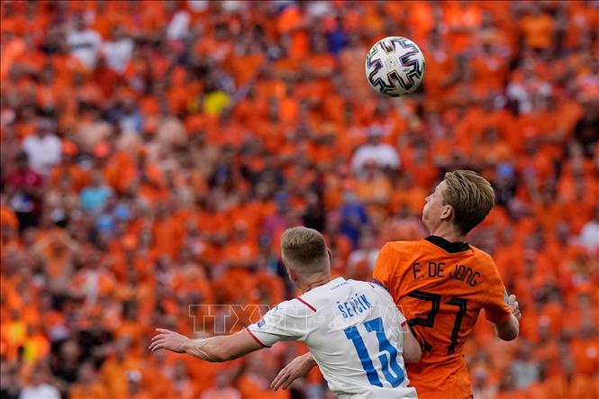 Trong ảnh: Trung vệ Petr Sevcik  (trái), đội CH Séc, tranh bóng với  trung vệ Frenkie de Jong, đội Hà Lan trong trận đấu tại vòng 16 đội, Vòng chung kết EURO 2020 ở Budapest, Hungary, ngày 27/6/2021. Ảnh: AFP/TTXVN