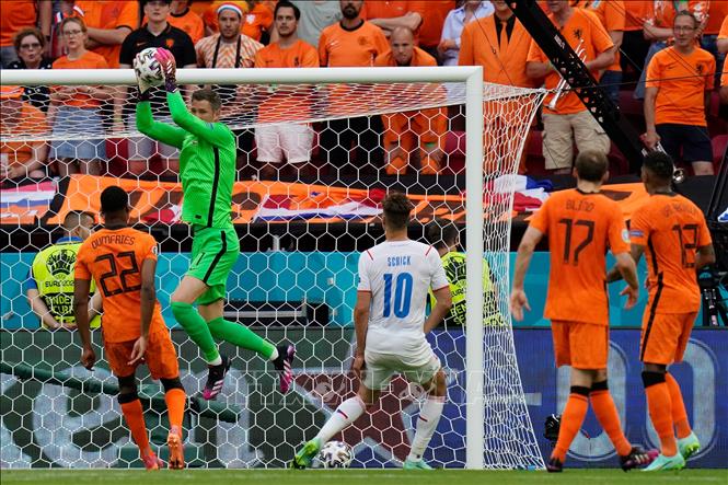 Trong ảnh: Thủ môn Maarten Stekelenburg, đội Hà Lan đã xuất sắc chặn đứng cú sút của tiền đạo Patrik Schick, đội CH Séc, trong trận đấu tại vòng 16 đội, Vòng chung kết EURO 2020 trên sân vận động Puskas Arena ở thủ đô Budapest, Hungary, ngày 27/6/2021. Ảnh: AFP/TTXVN