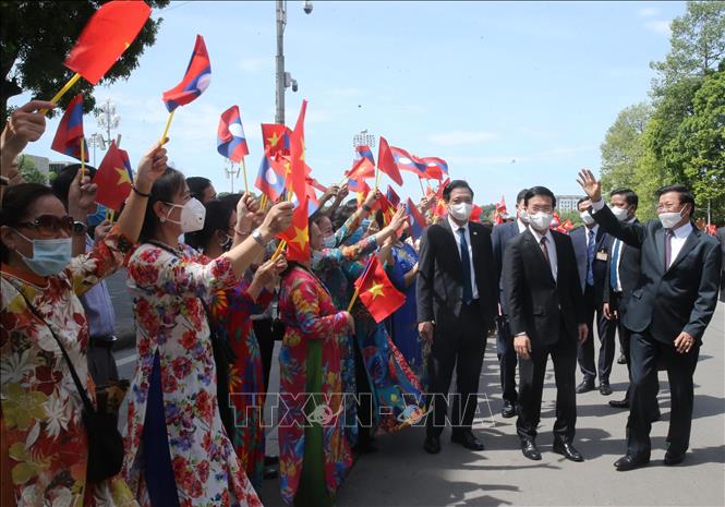 Nhân dân Thủ đô Hà Nội đón chào Tổng Bí thư, Chủ tịch nước CHDCND Lào Thongloun Sisoulith sang thăm hữu nghị chính thức Việt Nam. Ảnh: Lâm Khánh – TTXVN