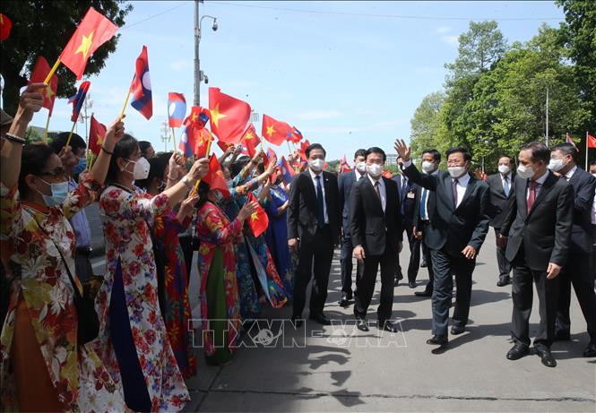 Nhân dân Thủ đô Hà Nội đón chào Tổng Bí thư, Chủ tịch nước CHDCND Lào Thongloun Sisoulith sang thăm hữu nghị chính thức Việt Nam. Ảnh: Lâm Khánh – TTXVN