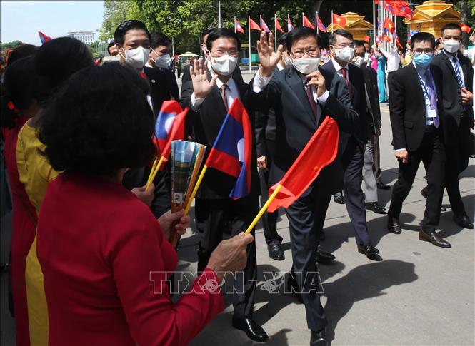 Nhân dân Thủ đô Hà Nội đón chào Tổng Bí thư, Chủ tịch nước CHDCND Lào Thongloun Sisoulith sang thăm hữu nghị chính thức Việt Nam. Ảnh: Lâm Khánh – TTXVN