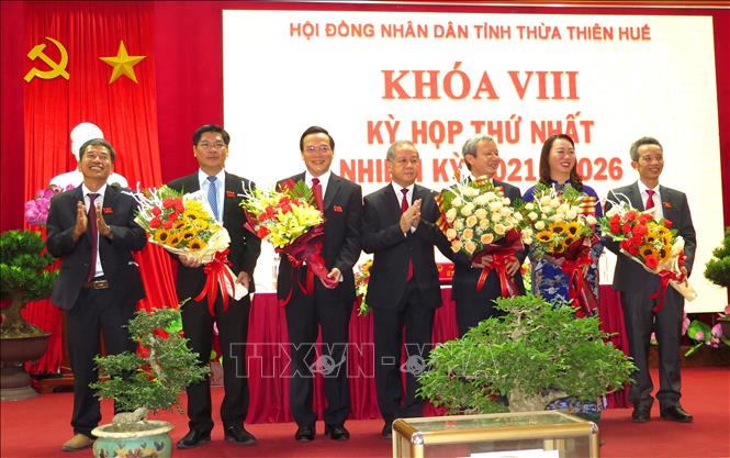 Thường trực Hội đồng nhân dân tỉnh Thừa Thiên - Huế ra mắt nhận nhiệm vụ. Ảnh: Tường Vi - TTXVN