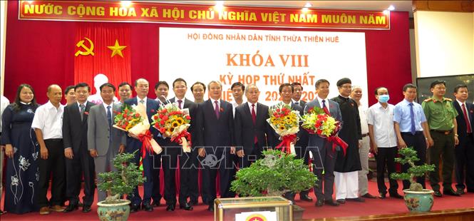 Ủy viên UBND tỉnh Thừa Thiên - Huế tỉnh khóa VIII, nhiệm kỳ 2021 - 2026 ra mắt nhận nhiệm vụ. Ảnh: Tường Vi - TTXVN