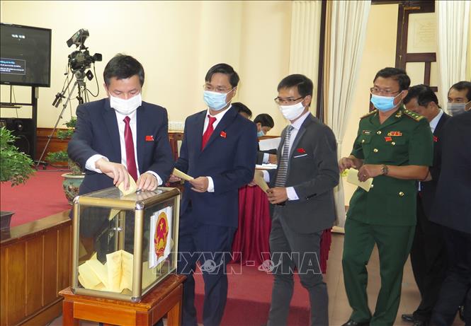 Đại biểu HĐND tham gia bầu cử. Ảnh: Tường Vi - TTXVN