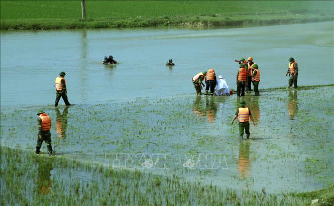 Trong ảnh: Tình huống giả định của buổi diễn tập: lực lượng chức năng và người nhái tham gia tìm kiếm người bị lũ cuốn trôi. Ảnh: Hoàng Hùng - TTXVN