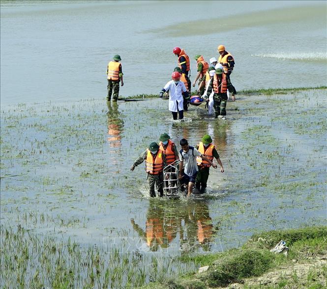 Trong ảnh: Tình huống giả định của buổi diễn tập: lực lượng chức năng tìm kiếm, cứu nạn người bị lũ cuốn trôi. Ảnh: Hoàng Hùng - TTXVN