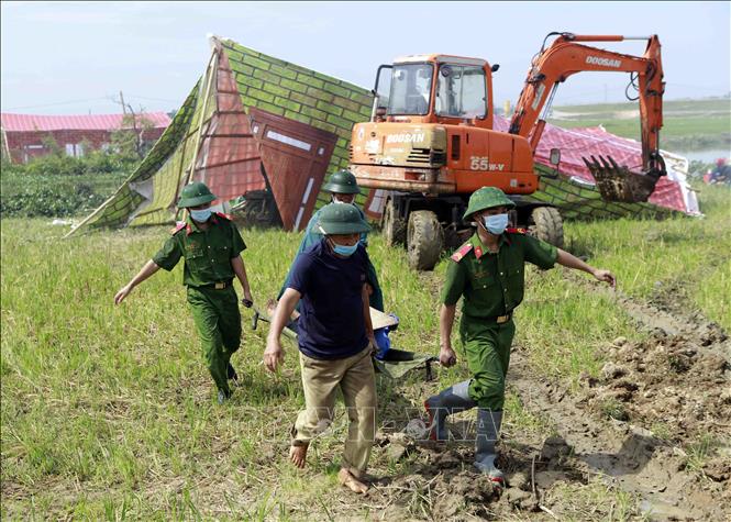 Trong ảnh: Tình huống giả định của buổi diễn tập: lực lượng chức năng xã Hoàng Đan, huyện Tam Dương, cứu người bị nạn trong các nhà bị sập đổ. Ảnh: Hoàng Hùng - TTXVN
