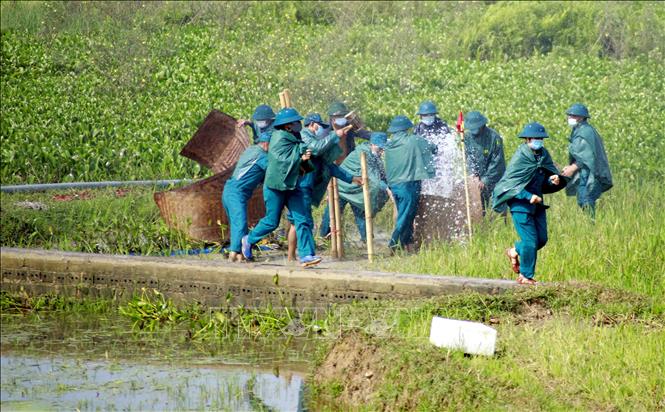 Trong ảnh: Tình huống giả định của buổi diễn tập xuất hiện mạch đùn, mạch sủi số 2 tại chân đê địa phận thôn Chằm, xã Hoàng Đan, huyện Tam Dương, đe dọa vỡ đê tả Phó Đáy. Ảnh: Hoàng Hùng - TTXVN