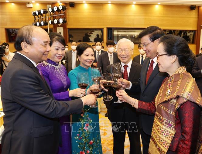 Tổng Bí thư Nguyễn Phú Trọng và Phu nhân, Chủ tịch nước Nguyễn Xuân Phúc và Phu nhân cùng Tổng Bí thư, Chủ tịch nước Lào Thongloun Sisoulith và Phu nhân nâng cốc chúc mừng tình đoàn kết, hữu nghị Việt Nam - Lào. Ảnh: Trí Dũng - TTXVN