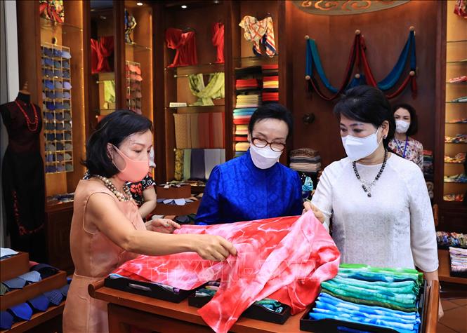 Chiều 28/6, bà Trần Nguyệt Thu, Phu nhân Chủ tịch nước Nguyễn Xuân Phúc và bà Naly Sisoulith, Phu nhân Tổng Bí thư, Chủ tịch nước Lào Thongloun Sisoulith thăm phố cổ Hà Nội, tìm hiểu nghề thêu, lụa truyền thống ở phố Hàng Gai, quận Hoàn Kiếm. Ảnh: Thống Nhất - TTXVN
