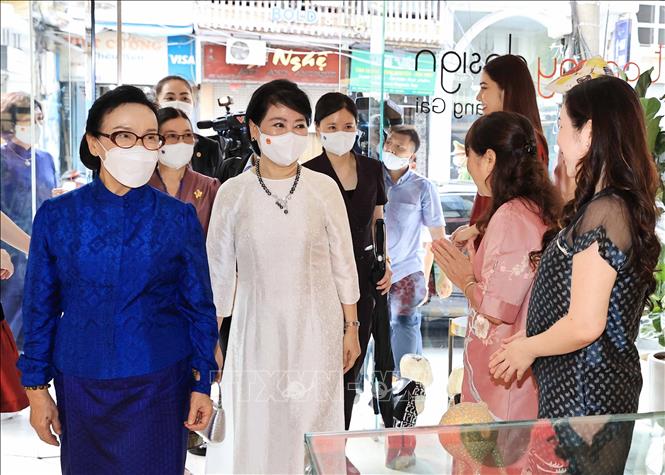 Chiều 28/6, bà Trần Nguyệt Thu, Phu nhân Chủ tịch nước Nguyễn Xuân Phúc và bà Naly Sisoulith, Phu nhân Tổng Bí thư, Chủ tịch nước Lào Thongloun Sisoulith thăm phố cổ Hà Nội, tìm hiểu nghề thêu, lụa truyền thống ở phố Hàng Gai, quận Hoàn Kiếm. Ảnh: Thống Nhất - TTXVN
