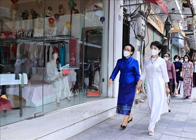 Chiều 28/6, bà Trần Nguyệt Thu, Phu nhân Chủ tịch nước Nguyễn Xuân Phúc và bà Naly Sisoulith, Phu nhân Tổng Bí thư, Chủ tịch nước Lào Thongloun Sisoulith thăm phố cổ Hà Nội, tìm hiểu nghề thêu, lụa truyền thống ở phố Hàng Gai, quận Hoàn Kiếm. Ảnh: Thống Nhất - TTXVN
