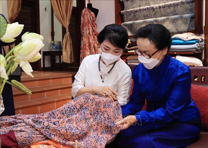Chiều 28/6, bà Trần Nguyệt Thu, Phu nhân Chủ tịch nước Nguyễn Xuân Phúc và bà Naly Sisoulith, Phu nhân Tổng Bí thư, Chủ tịch nước Lào Thongloun Sisoulith thăm phố cổ Hà Nội, tìm hiểu nghề thêu, lụa truyền thống ở phố Hàng Gai, quận Hoàn Kiếm. Ảnh: Thống Nhất - TTXVN
