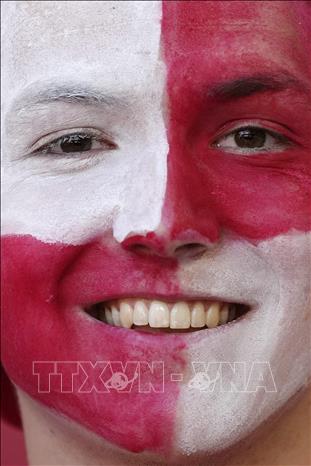 Trong ảnh: Cổ động viên Croatia cổ vũ đội nhà trong trận gặp Tây Ban Nha tại vòng 16 đội, Vòng chung kết EURO 2020, trên sân vận động Parken ở Copenhagen, Đan Mạch, ngày 28/6/2021. Ảnh: AFP/ TTXVN