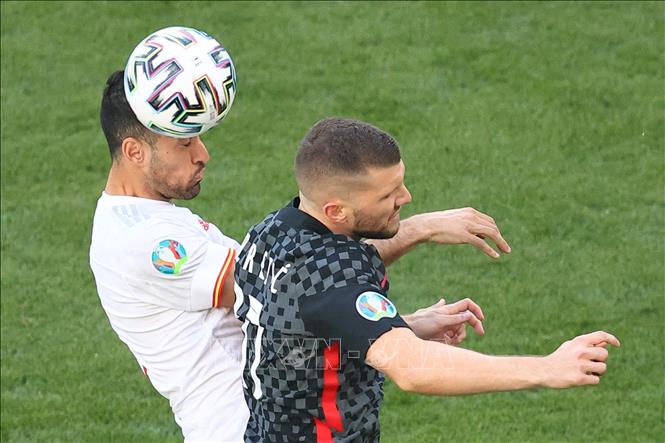 Trong ảnh: Pha tranh bóng bổng giữa tiền vệ Tây Ban Nha Sergio Busquets (trái) và tiền đạo Croatia Ante Rebic trong trận đấu tại vòng 16 đội, Vòng chung kết EURO 2020, trên sân vận động Parken ở Copenhagen, Đan Mạch, ngày 28/6/2021. Ảnh: AFP/ TTXVN