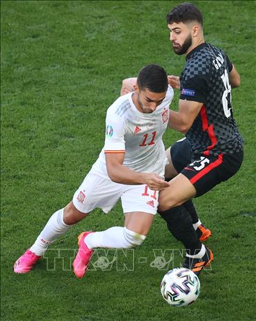 Trong ảnh: Pha tranh bóng giữa tiền vệ Tây Ban Nha Ferran Torres (trái) và hậu vệ Croatia Josko Gvardiol trong trận đấu tại vòng 16 đội, Vòng chung kết EURO 2020, trên sân vận động Parken ở Copenhagen, Đan Mạch, ngày 28/6/2021. Ảnh: AFP/ TTXVN