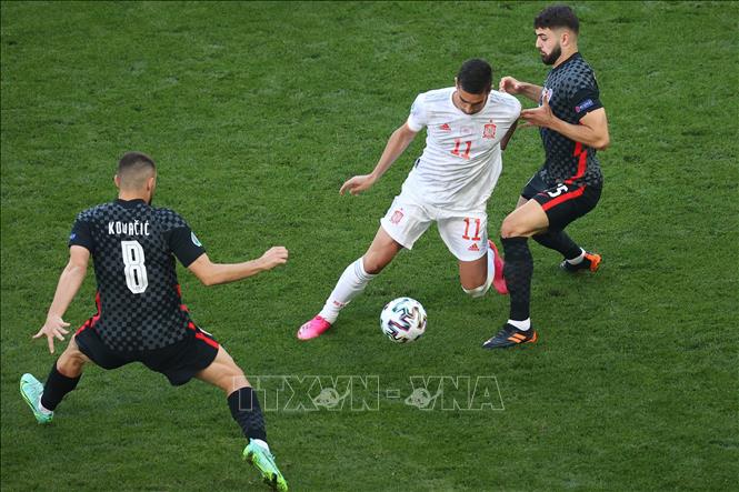 Trong ảnh: Tiền vệ Tây Ban Nha Ferran Torres (giữa) nỗ lực kiểm soát bóng trước tiền vệ Croatia Mateo Kovacic (trái) cùng hậu vệ Josko Gvardiol trong trận đấu tại vòng 16 đội, Vòng chung kết EURO 2020, trên sân vận động Parken ở Copenhagen, Đan Mạch, ngày 28/6/2021. Ảnh: AFP/ TTXVN