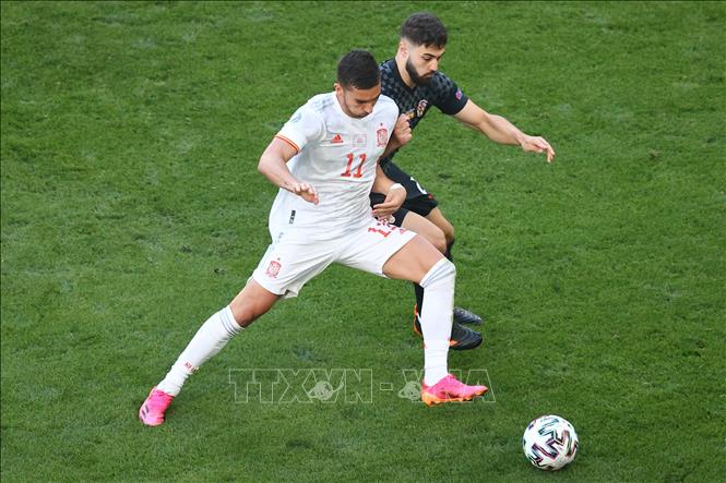 Trong ảnh: Pha tranh bóng giữa tiền vệ Tây Ban Nha Ferran Torres (áo trắng) và hậu vệ Croatia Josko Gvardiol trong trận đấu tại vòng 16 đội, Vòng chung kết EURO 2020, trên sân vận động Parken ở Copenhagen, Đan Mạch, ngày 28/6/2021. Ảnh: AFP/ TTXVN