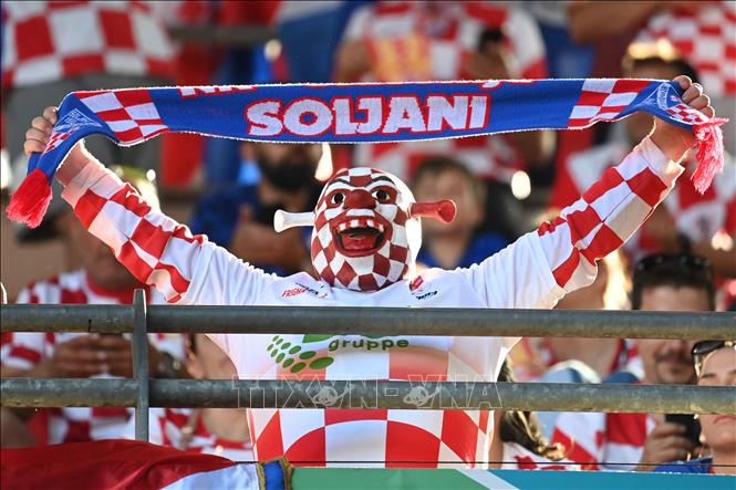 Trong ảnh: Cổ động viên Croatia cổ vũ đội nhà trong trận gặp Tây Ban Nha tại vòng 16 đội, Vòng chung kết EURO 2020, trên sân vận động Parken ở Copenhagen, Đan Mạch, ngày 28/6/2021. Ảnh: AFP/ TTXVN