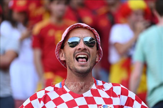 Trong ảnh: Cổ động viên Croatia cổ vũ đội nhà trong trận gặp Tây Ban Nha tại vòng 16 đội, Vòng chung kết EURO 2020, trên sân vận động Parken ở Copenhagen, Đan Mạch, ngày 28/6/2021. Ảnh: AFP/ TTXVN