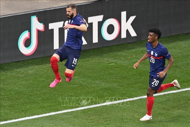 Trong ảnh: Pha ăn mừng bàn thắng cho tuyển Pháp của tiền đạo Karim Benzema trong trận đấu vòng 16 đội, chung kết EURO 2020 tại Bucharest, Romania ngày 28/6/2021. Ảnh: AFP/TTXVN 