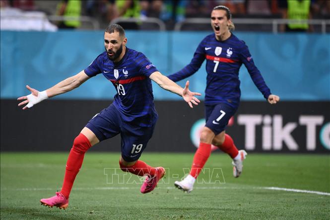 Trong ảnh: Pha ăn mừng bàn thắng cho tuyển Pháp của tiền đạo Karim Benzema (trái) trong trận đấu vòng 16 đội, chung kết EURO 2020 tại Bucharest, Romania ngày 28/6/2021. Ảnh: AFP/TTXVN
