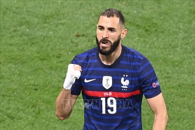 Trong ảnh: Pha ăn mừng bàn thắng cho tuyển Pháp của tiền đạo Karim Benzema trong trận đấu vòng 16 đội, chung kết EURO 2020 tại Bucharest, Romania ngày 28/6/2021. Ảnh: AFP/TTXVN