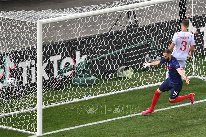 Trong ảnh: Pha ăn mừng bàn thắng của tiền đạo Pháp Karim Benzema (trái) trong trận đấu vòng 16 đội, chung kết EURO 2020 tại Bucharest, Romania ngày 28/6/2021. Ảnh: AFP/TTXVN