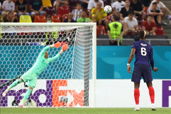 Trong ảnh: Bàn thắng nâng tỷ số 3-1 cho tuyển Pháp của tiền vệ Paul Pogba (phải) trong trận đấu vòng 16 đội, chung kết EURO 2020 tại Bucharest, Romania ngày 28/6/2021. Ảnh: AFP/TTXVN 