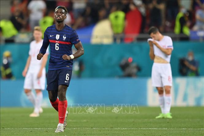 Trong ảnh: Pha ăn mừng bàn thắng nâng tỷ số lên 3-1 cho đội nhà của tiền vệ Pháp Paul Pogba trong trận đấu vòng 16 đội, chung kết EURO 2020 tại Bucharest, Romania ngày 28/6/2021. Ảnh: AFP/TTXVN 