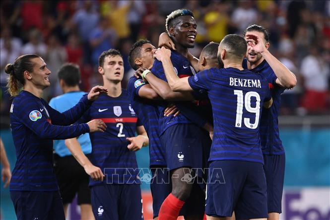 Trong ảnh: Pha ăn mừng bàn thắng nâng tỷ số lên 3-1 cho đội nhà của tiền vệ Pháp Paul Pogba (giữa) cùng đồng đội trong trận đấu vòng 16 đội, chung kết EURO 2020 tại Bucharest, Romania ngày 28/6/2021. Ảnh: AFP/TTXVN 