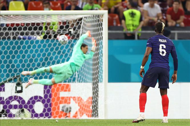 Trong ảnh: Bàn thắng nâng tỷ số 3-1 cho tuyển Pháp của tiền vệ Paul Pogba (phải) trong trận đấu vòng 16 đội, chung kết EURO 2020 tại Bucharest, Romania ngày 28/6/2021. Ảnh: AFP/TTXVN 