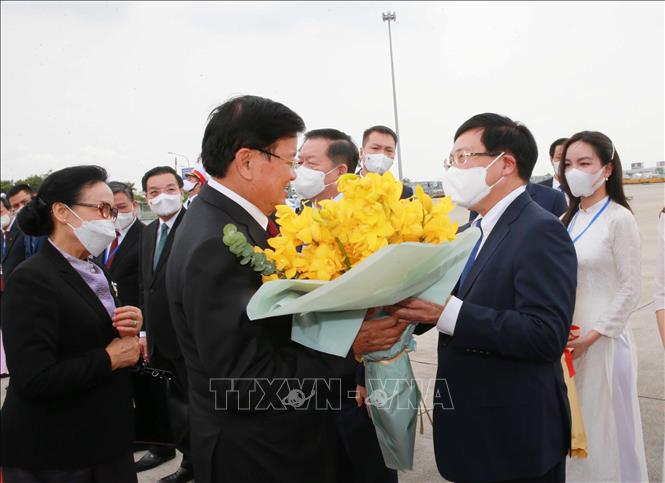 Uỷ viên Bộ Chính trị, Phó Thủ tướng Chính phủ Phạm Bình Minh tiễn Tổng Bí thư, Chủ tịch nước Lào Thongloun Sisoulith và Phu nhân tại sân bay Quốc tế Nội Bài. Ảnh: Phương Hoa - TTXVN