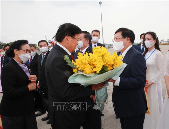 Uỷ viên Bộ Chính trị, Phó Thủ tướng Chính phủ Phạm Bình Minh tiễn Tổng Bí thư, Chủ tịch nước Lào Thongloun Sisoulith và Phu nhân tại sân bay Quốc tế Nội Bài. Ảnh: Phương Hoa - TTXVN