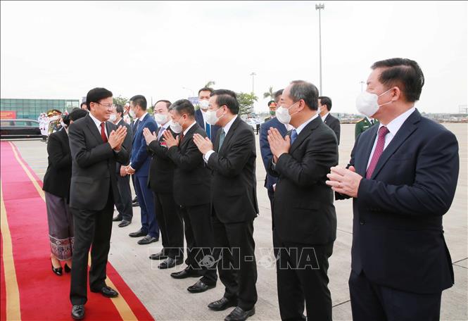 Các đồng chí lãnh đạo Đảng, Nhà nước tiễn Tổng Bí thư, Chủ tịch nước Lào Thongloun Sisoulith và Phu nhân tại sân bay Quốc tế Nội Bài. Ảnh: Phương Hoa - TTXVN