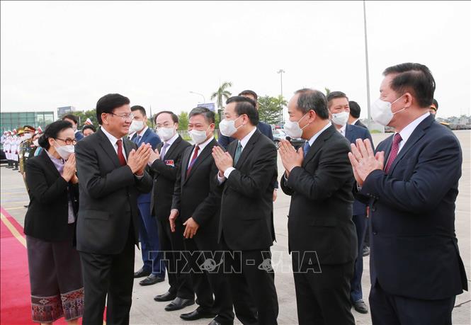 Các đồng chí lãnh đạo Đảng, Nhà nước tiễn Tổng Bí thư, Chủ tịch nước Lào Thongloun Sisoulith và Phu nhân tại sân bay Quốc tế Nội Bài. Ảnh: Phương Hoa - TTXVN