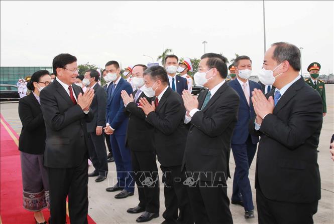 Các đồng chí lãnh đạo Đảng, Nhà nước tiễn Tổng Bí thư, Chủ tịch nước Lào Thongloun Sisoulith và Phu nhân tại sân bay Quốc tế Nội Bài. Ảnh: Phương Hoa - TTXVN