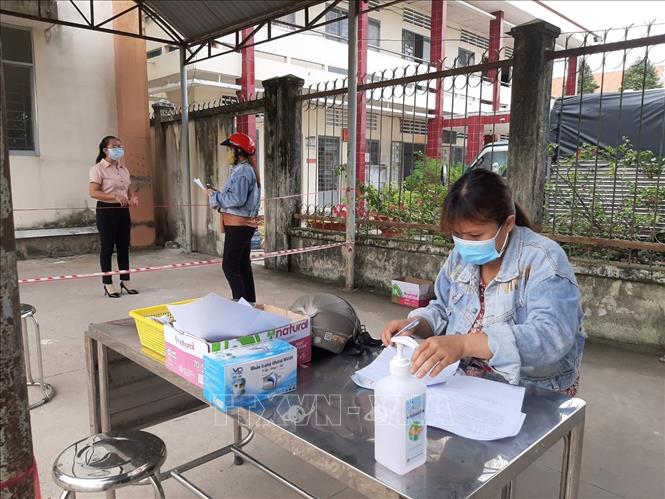 Người dân đến Trạm y tế xã Đức Hòa Đông, huyện Đức Hòa khai báo y tế và cung cấp thông tin cho công tác phòng, chống dịch. Ảnh: Đức Hạnh - TTXVN 