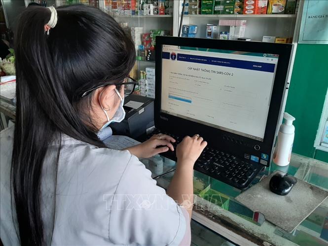 Hệ thống nhà thuốc trên địa bàn cập nhật thông tin trên phần mềm donthuocquocgia.vn góp phần tăng cường phòng, chống dịch. Ảnh: Đức Hạnh - TTXVN 